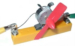 Motor mit Windflügel,  magnethaftende Baugruppe