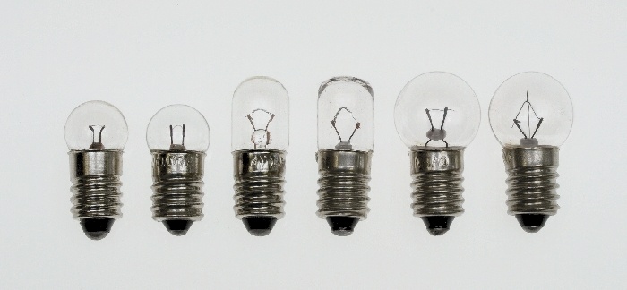 Glühlampen E 10 mit klaren Glaskolben