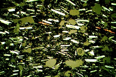 Trachyandesit, Gesteinsdünnschliff Dauerpräparat