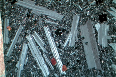 Basalt mit Phenocryst und weißem Feldspat, Gesteinsdünnschliff