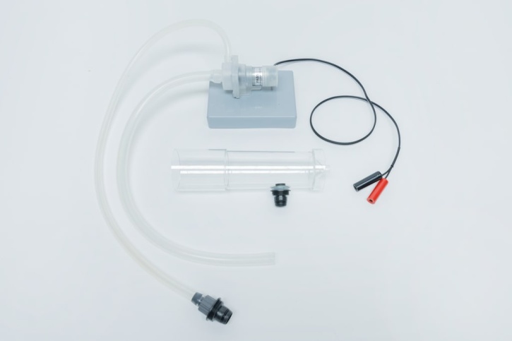 Ausgleichsgefäß mit Pumpe auf Sockel