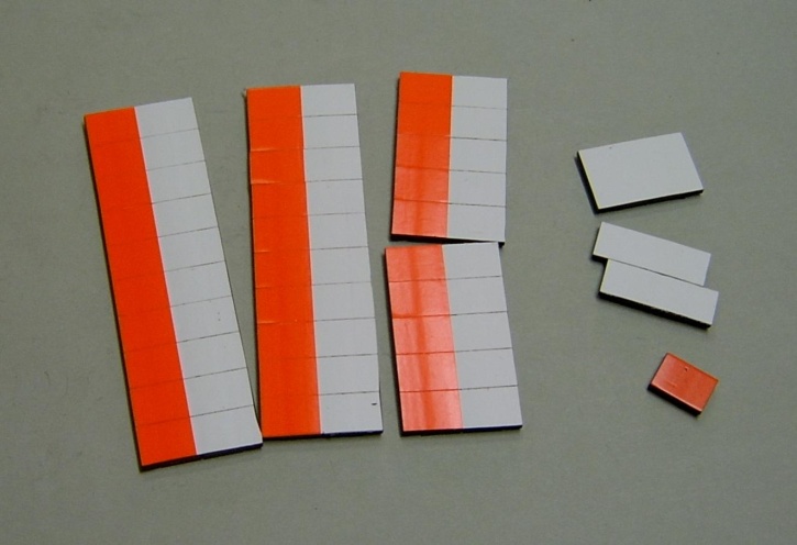 Satz Kippmagnete für Stundenplan, halb signalrot- halb weiß