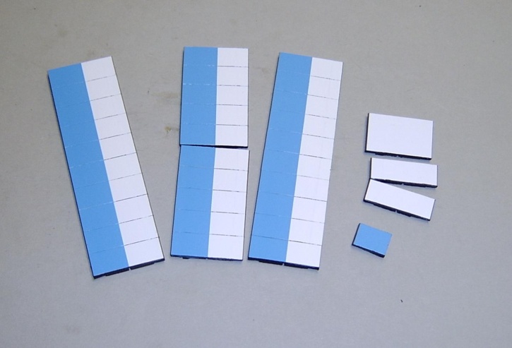 Satz Kippmagnete für Stundenplan, halb hellblau-halb weiß