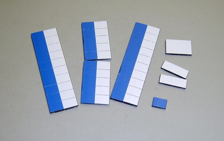 Satz Kippmagnete für Stundenplan, halb mittelblau-halb weiß