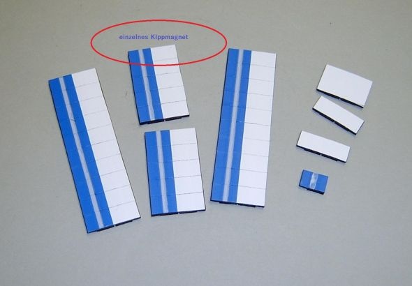 Magnetsymbol für Stundenplan, halb mittelblau mit Streifen-halb weiß