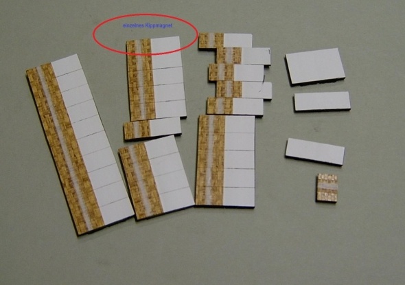 Magnetsymbol für Stundenplan, halb beige meliert mit Streifen-halb weiß