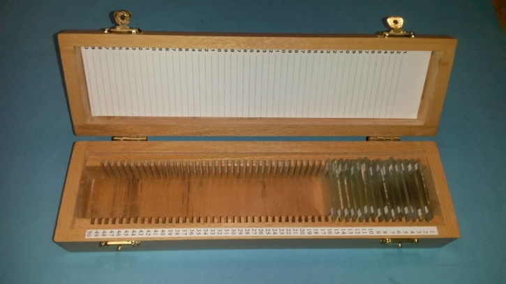 Spezialkasten aus Holz für bis zu 50 Dünnschliffen