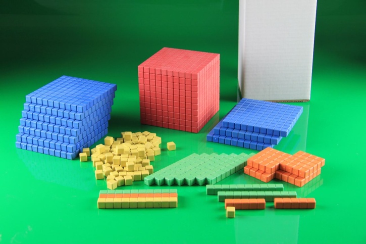 Farbiges Dienes Grundsortiment aus RE-WOOD®, im Karton