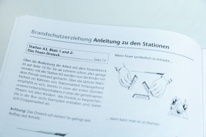 Feuer-Dreieck, rot-blau-schwarz