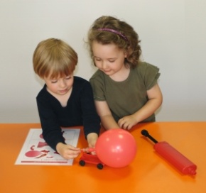 Gerätesatz  Anja und Leon experimentieren mit Wasser und Luft